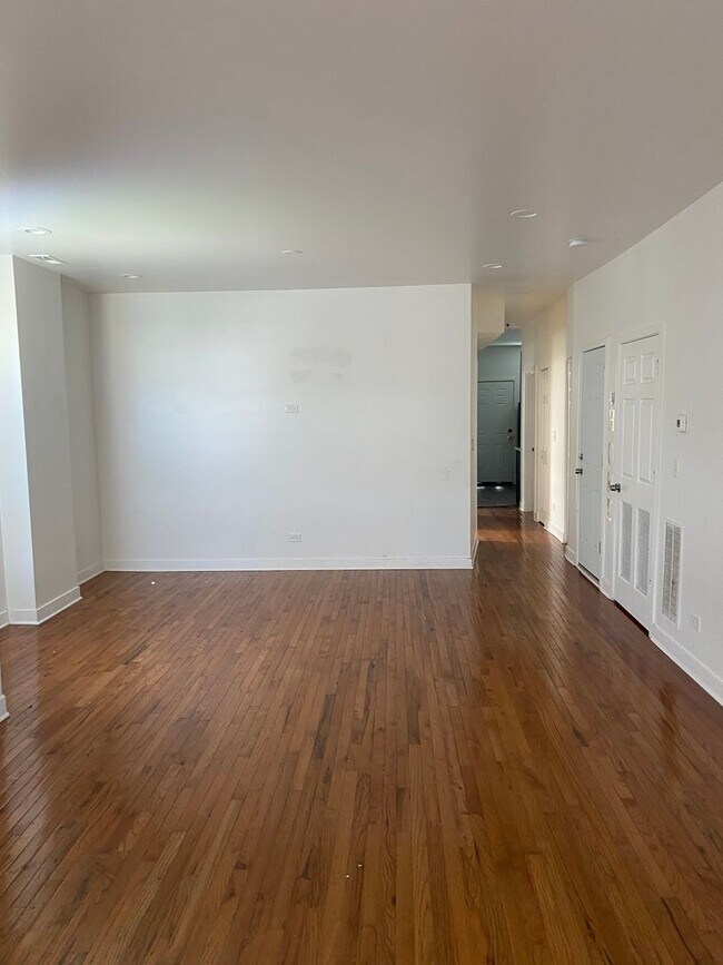 Building Photo - Spacious south side 3-bedroom beauty