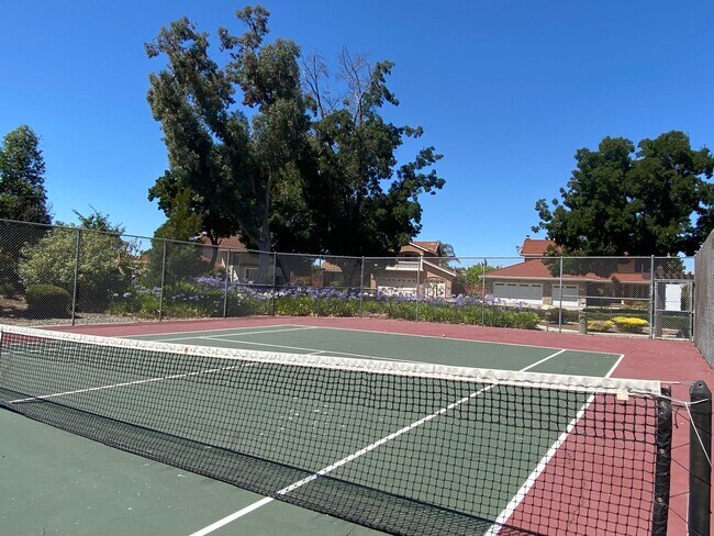 Building Photo - *COMING SOON!* 4 bed/3 bath lake house wit...