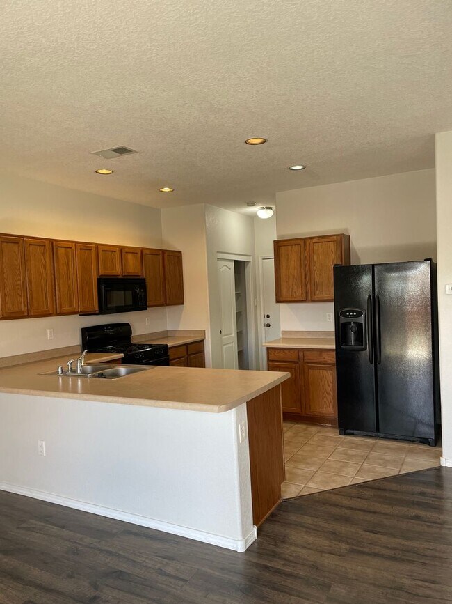 Building Photo - 2 bed 2.5 bath townhome located in a Gated Community in the Cabazon area!!
