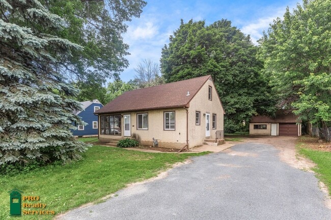 Building Photo - 2 Bedroom Home in Maplewood