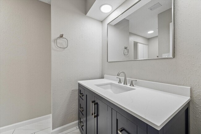Building Photo - 995 Memorial Village Dr