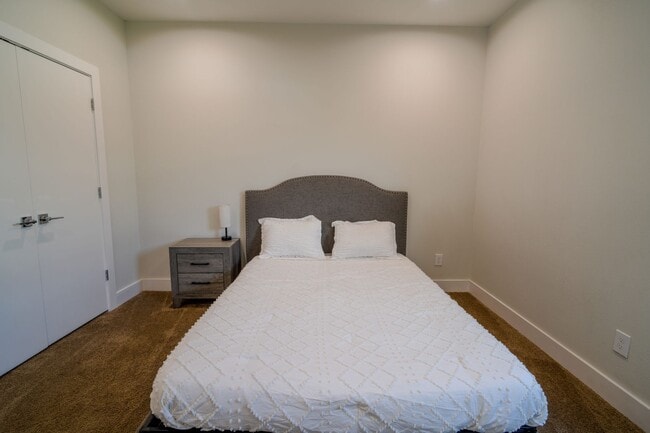 Building Photo - Modern Comfort in a Prime Location