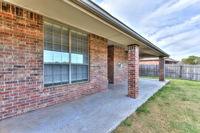 Building Photo - 500 Loyd Ln