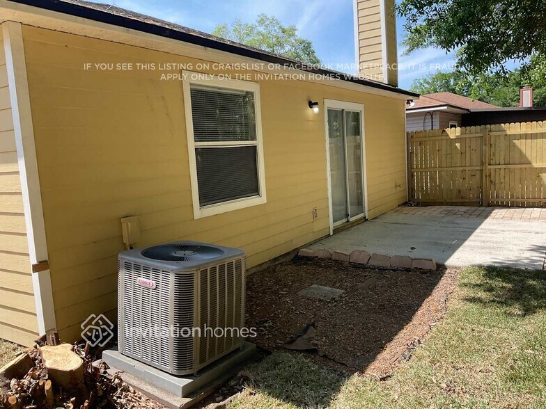 Building Photo - 2999 Mikris Dr E