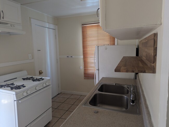 Kitchen entry way - 821 Walnut Ave