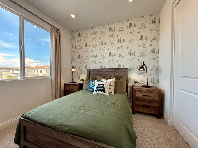 Building Photo - FULLY FURNISHED 3 BED 2.5 BATH 2 CAR GARAG...