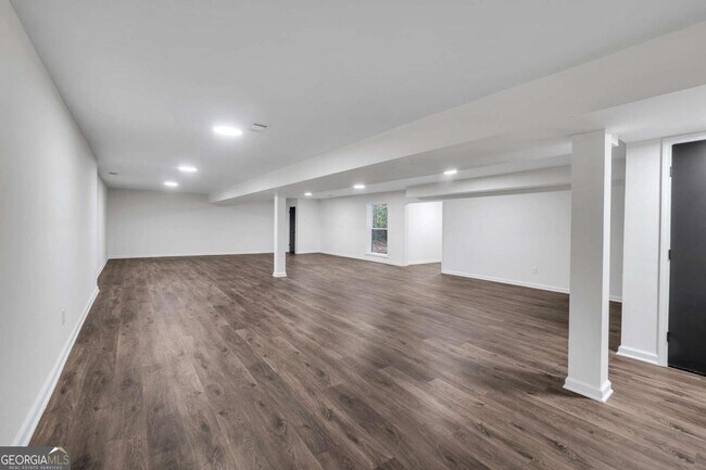Building Photo - 6881 Hickory Hollow Dr