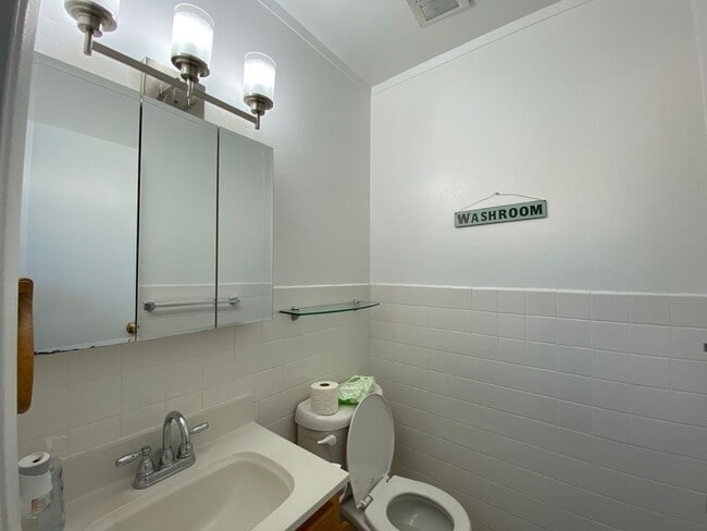 Building Photo - 98-1387-1387 Nola St