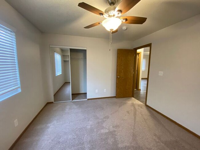 Building Photo - $1,095 | 2 Bedroom, 1 Bathroom 2nd Floor C...