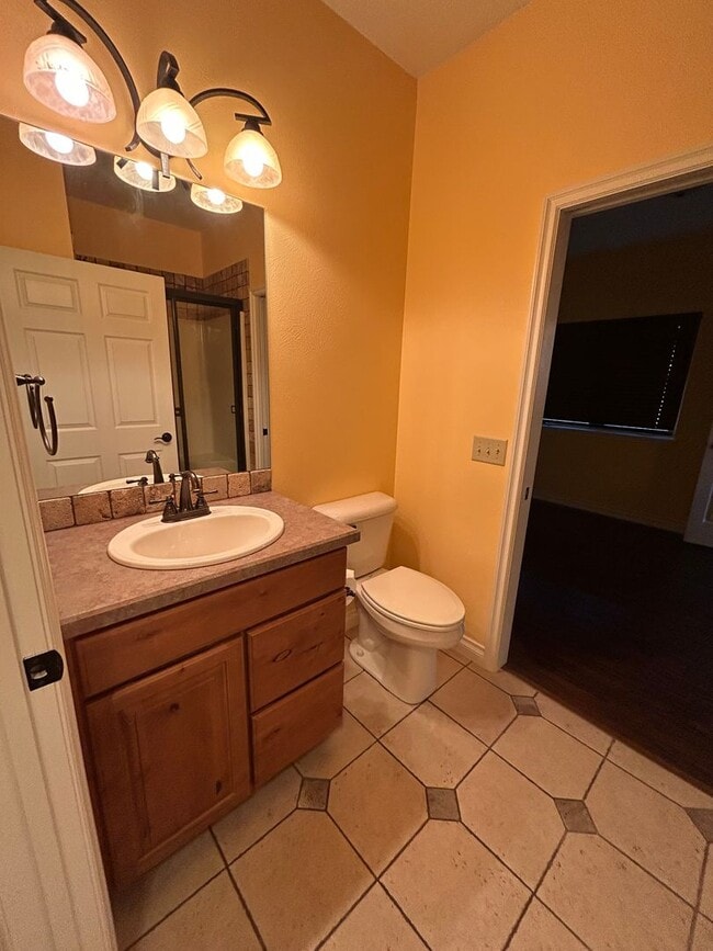 Building Photo - Gorgeous 4 Bedroom in Desirable East Misso...