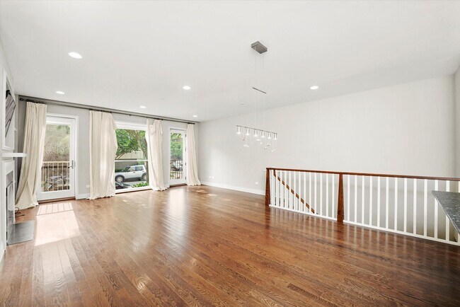 Building Photo - 2755 N Lakewood Ave