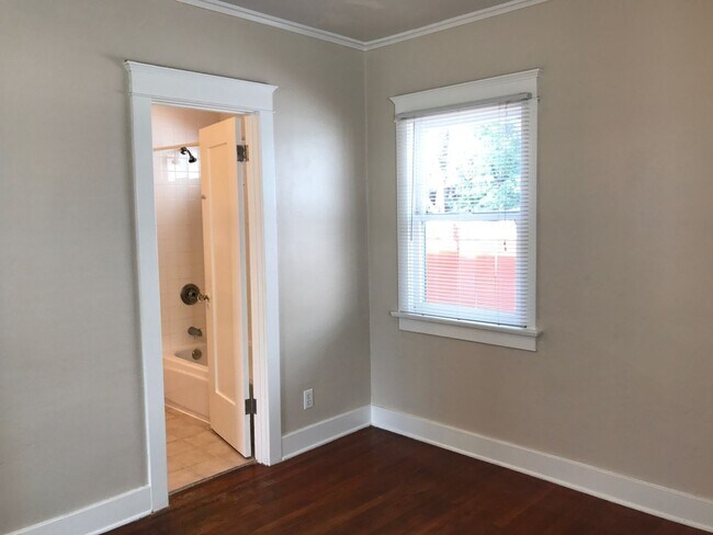 Building Photo - South Park Cottage-1BR 1BA-Freshley Painte...