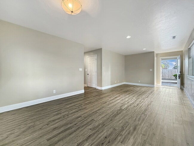 Building Photo - 714 Pioneer Rd