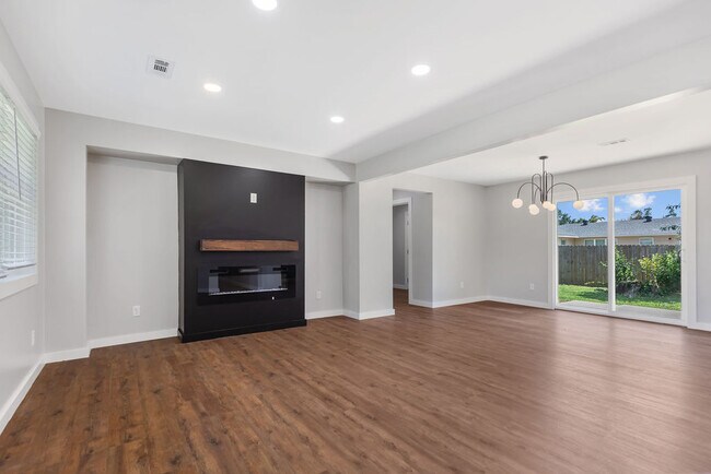 Building Photo - 809 Carson Dr