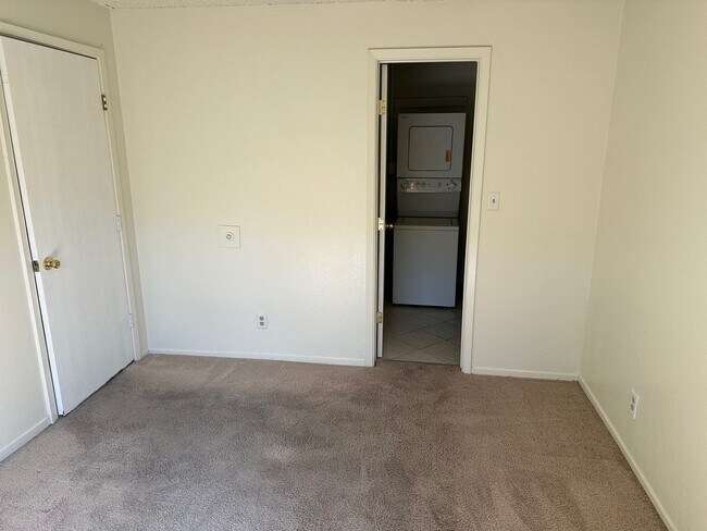 Building Photo - Cozy 1-Bedroom Condo in Prime Location