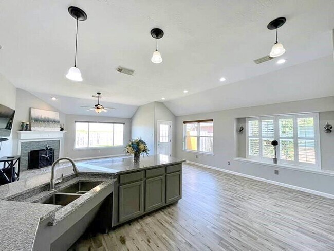 Building Photo - 2526 Lake Dale Ln