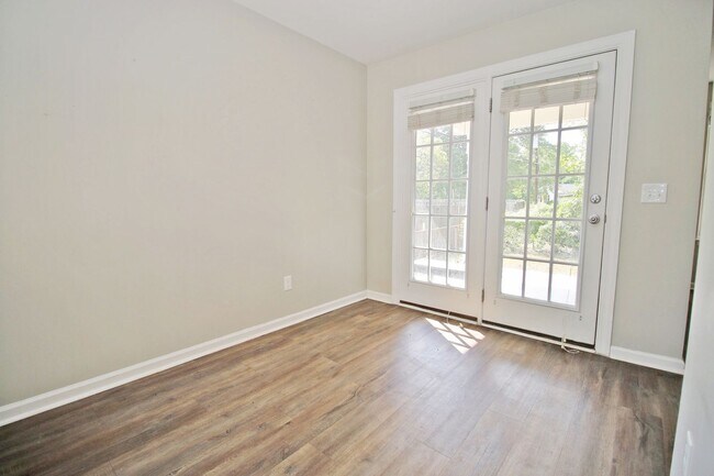 Building Photo - Available for Move-In July 20th ! 3 Bedroo...