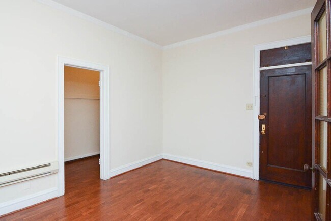 Building Photo - 4650 N Paulina St