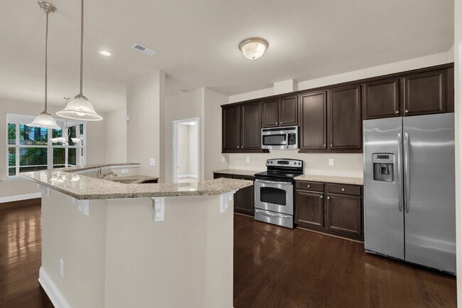 Building Photo - 4 Bedroom Home with 2 Car Garage & Fenced ...