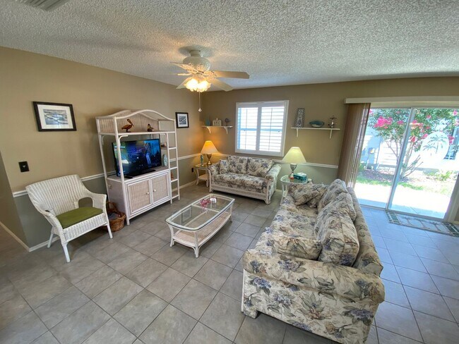 Building Photo - Great Location Turnkey Villa In The Villag...