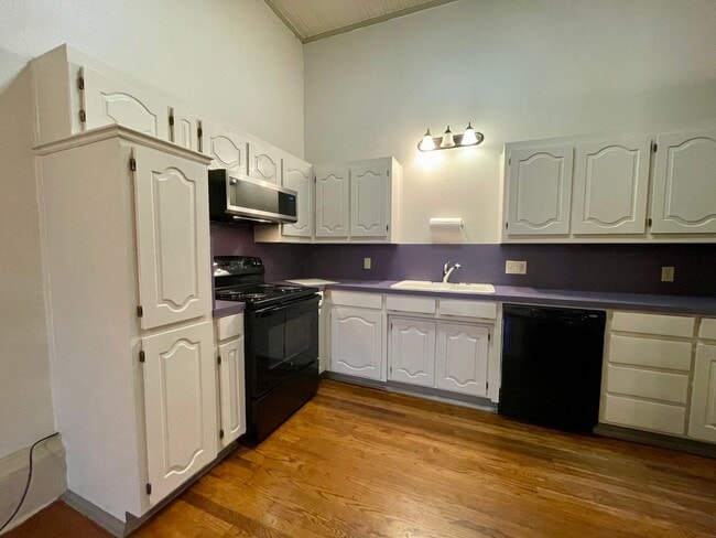 Building Photo - 105 W Hickory St