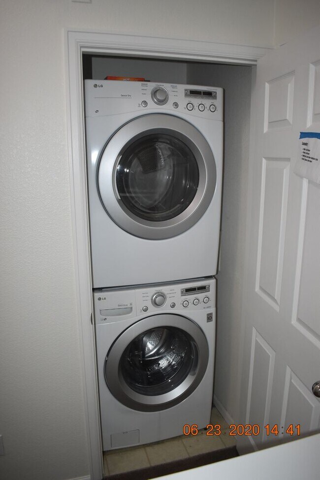 Building Photo - Beautiful 2 Bedroom Townhome / Old Town Ar...