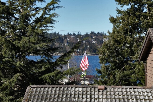 Building Photo - One Of A Kind Freeland Home with Two Seper...