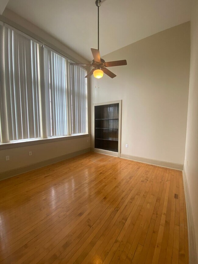 Building Photo - Updated 1 Bed Apt with washer and dryer in...