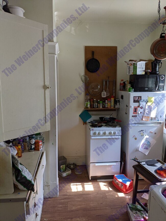 Building Photo - Charming 2-Bedroom House with Front Porch ...