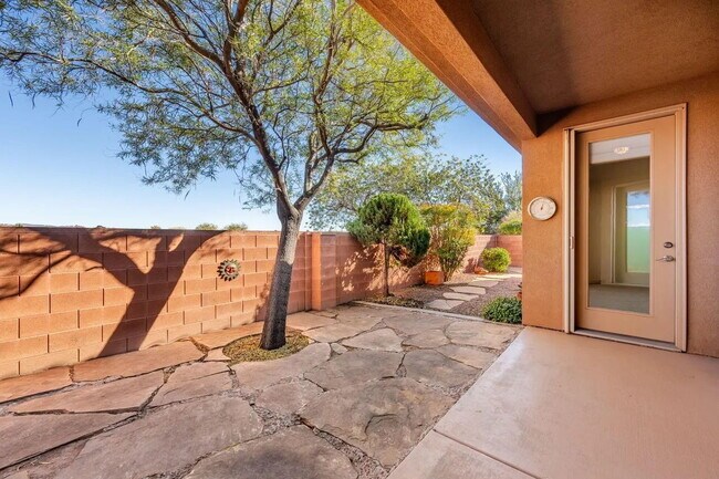 Building Photo - This beautiful Gem is ready for you to move into now.  Stunning views, spacious floor plan. Call ...
