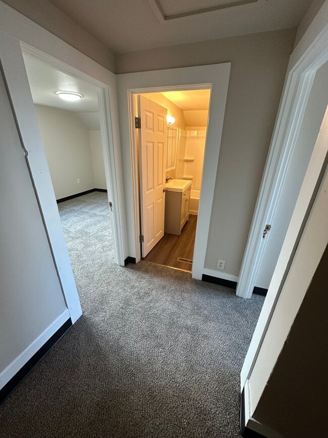 Building Photo - Beautifully renovated 3bedroom/2 bath house. 1/2 off 1st month's rent!