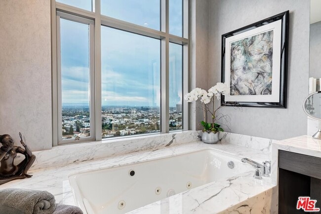 Building Photo - 10776 Wilshire Blvd