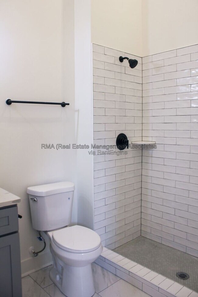 Building Photo - 4 6/8 Zebulon St