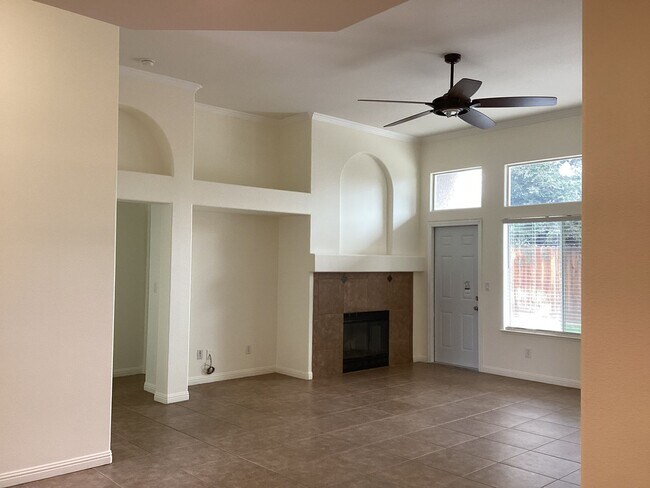 Building Photo - 7526 N Ellendale Ave