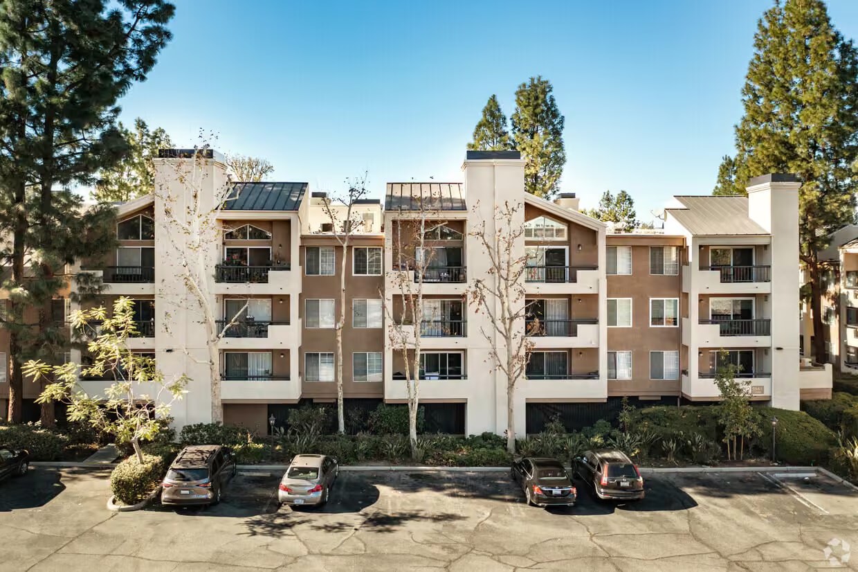 Exterior - 5525 Canoga Ave