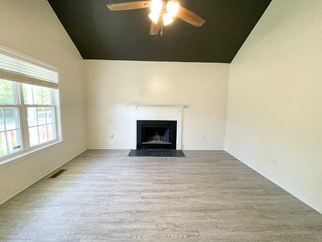 Building Photo - 405 Cami Forest Ln