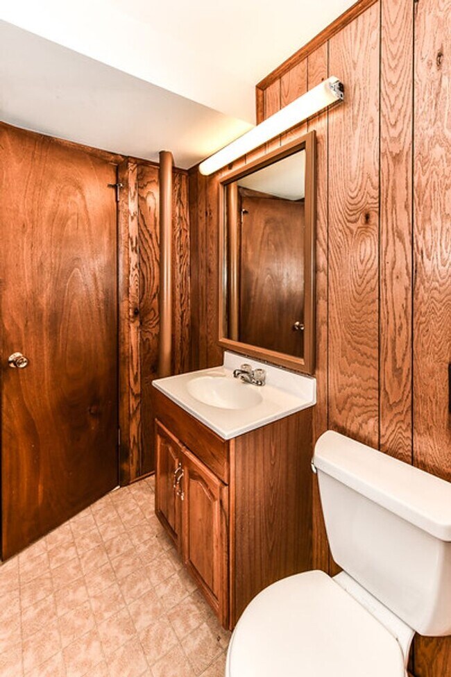 Building Photo - Spacious 4 Bed 2/2 Bath Home with Park-Lik...