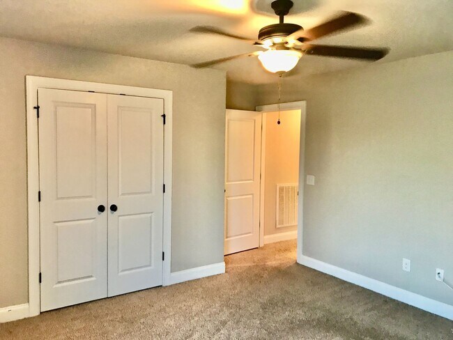 Building Photo - 530 Salterton Way