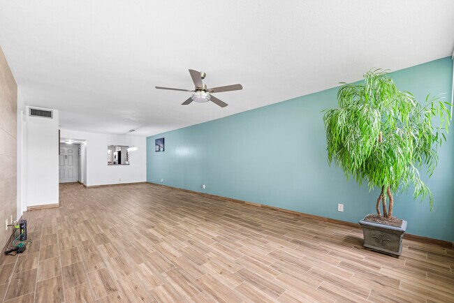 Building Photo - 2865 SW 22nd Ave