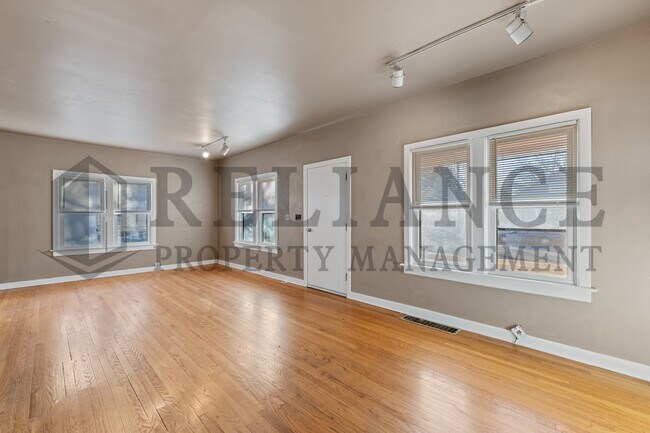 Building Photo - 806 N Faulkner St