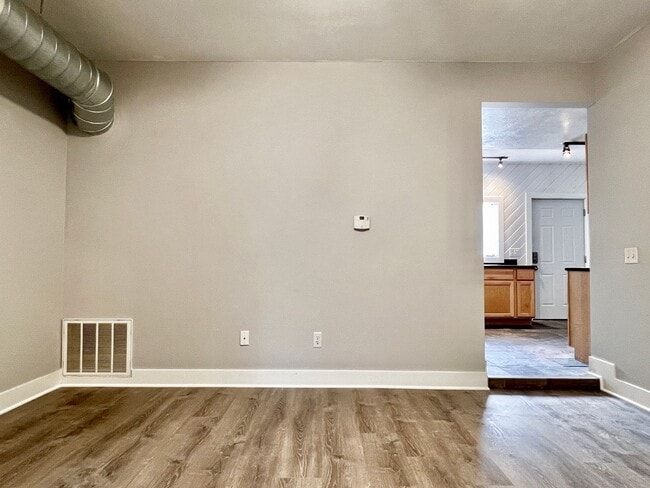 Building Photo - 933 E Front St