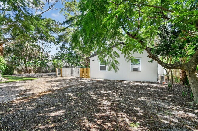 Building Photo - 5009 Spruce Ave