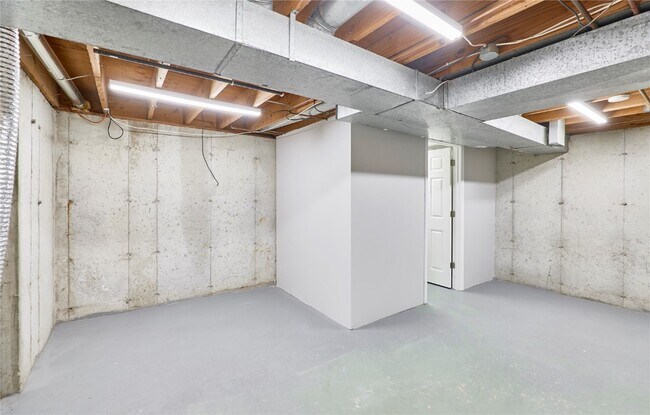 Building Photo - 2402 Savoy Dr