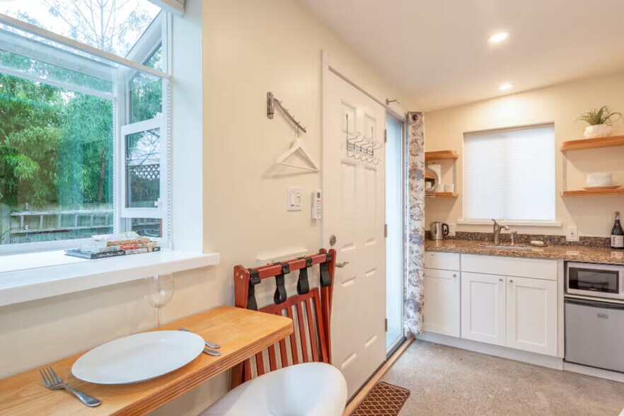 Building Photo - 3924 SE Grant Ct