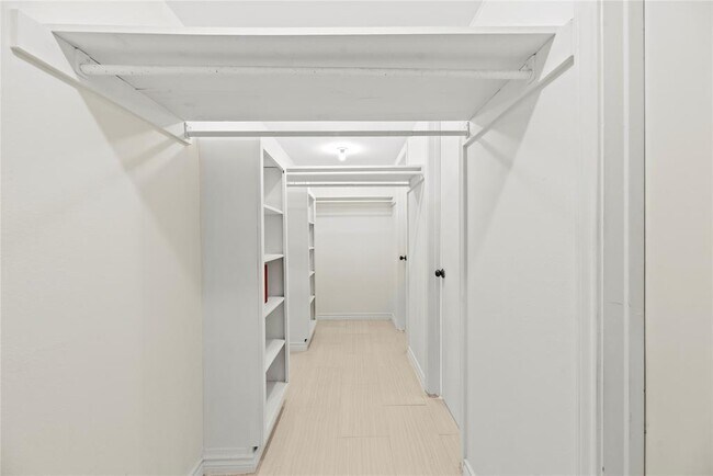Building Photo - 201 Vanderpool Ln