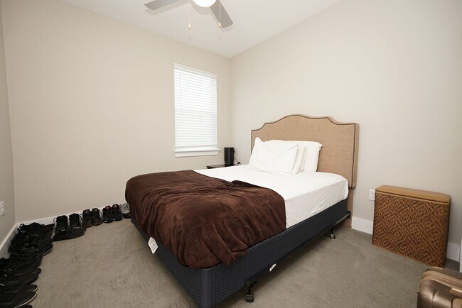 Building Photo - Newer Townhome Conveniently Located Near E...
