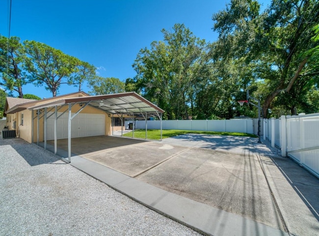 Building Photo - Updated 2/2/1 Home in Northeast St. Petersburg!