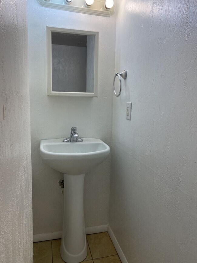 Building Photo - 1127 W Mulberry St