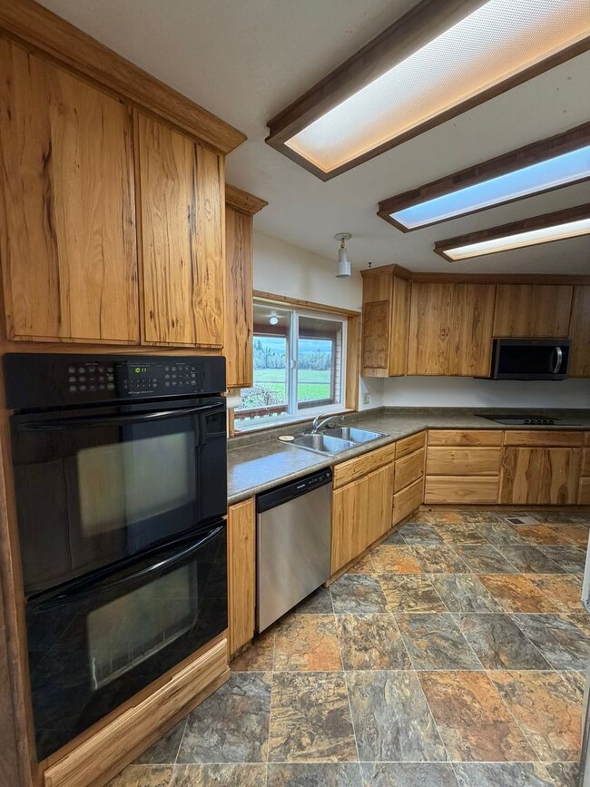 Building Photo - 3 Bedroom with a View!