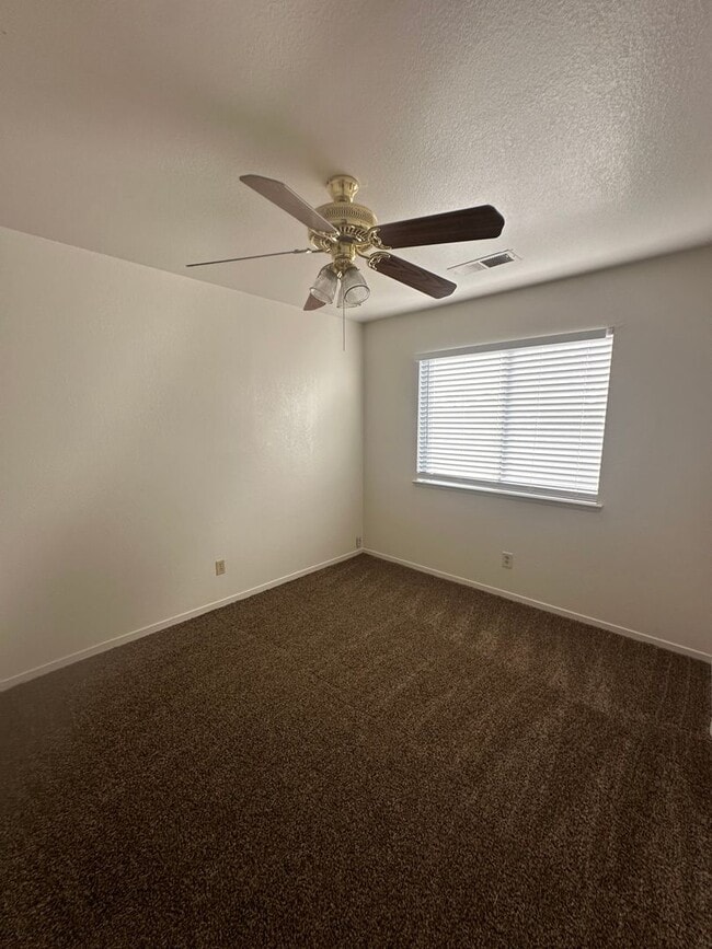 Building Photo - Cute home in a well established neighborhood with community pool!